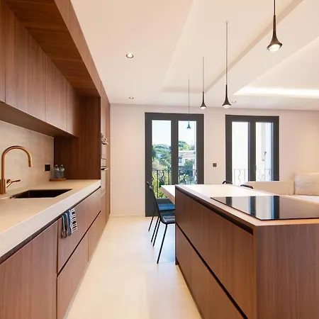 Beautiful Modern 2 Bedroom Apartment With Parking *