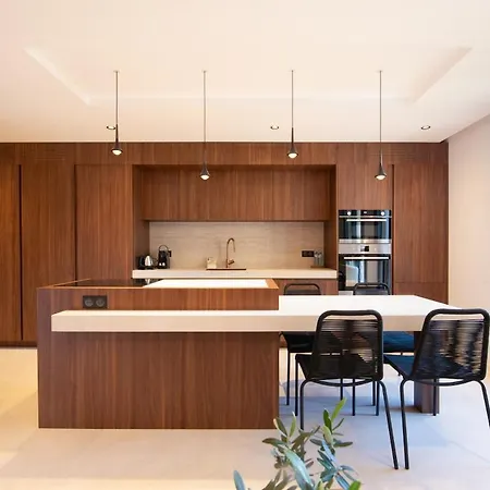 Beautiful Modern 2 Bedroom With Parking Apartment *