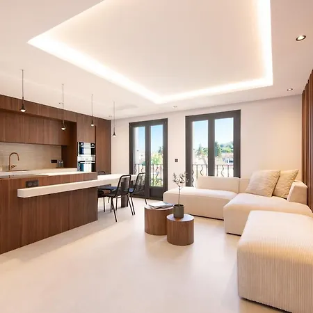 Beautiful Modern 2 Bedroom Apartment With Parking